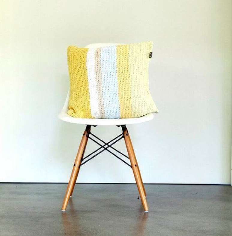 43. Capa de almofada de croch&ecirc; com listras amarelas