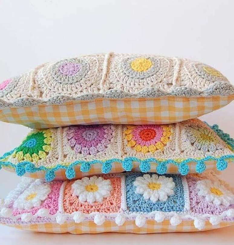 46. Capas de almofadas de crochê com flores