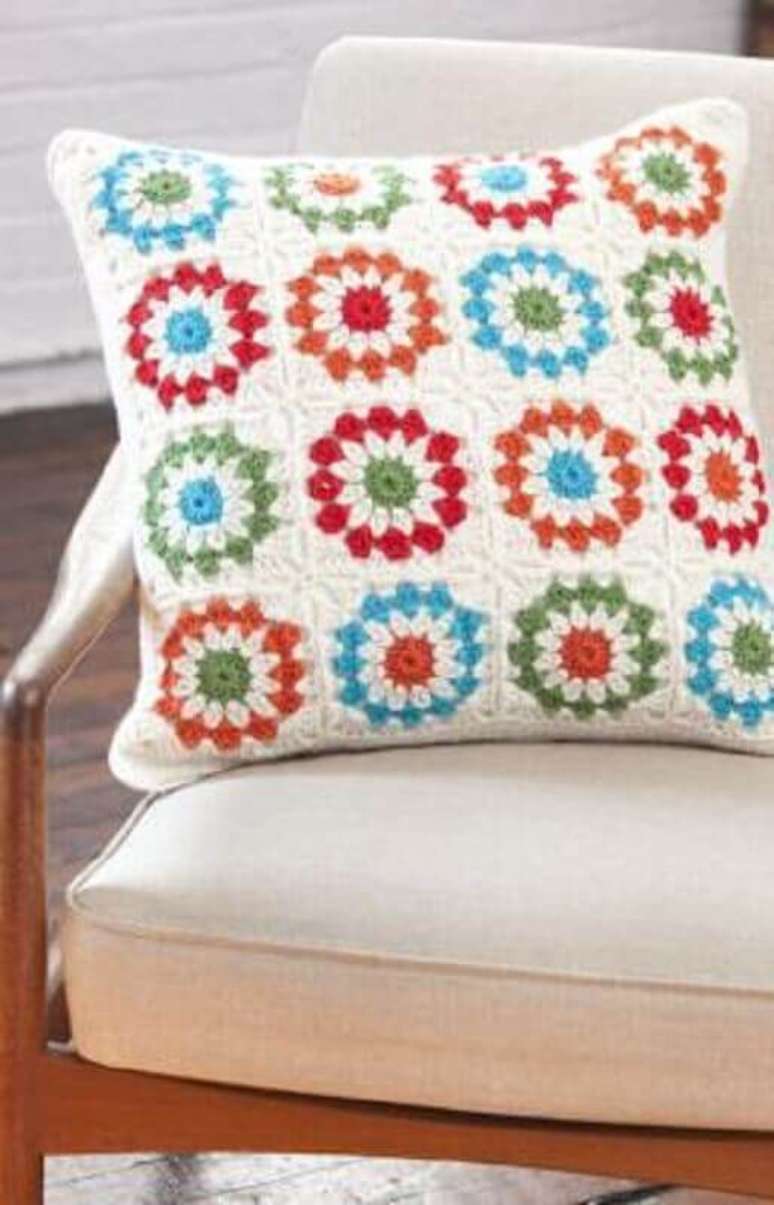 55. Decoração com almofadas em crochê com flores
