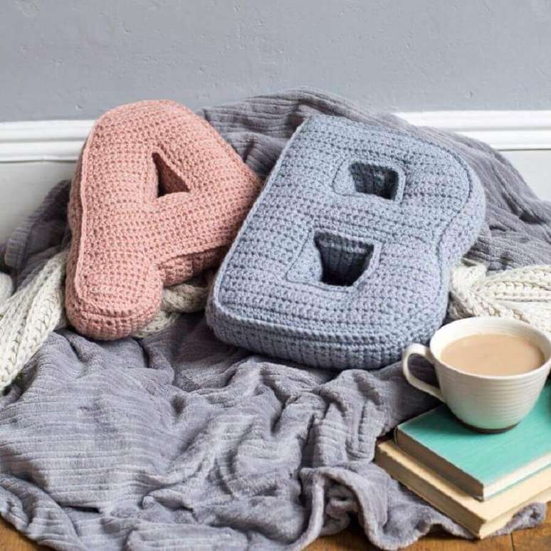 7. As almofadas em crochê com modelos de letras criam uma decoração única para o ambiente.