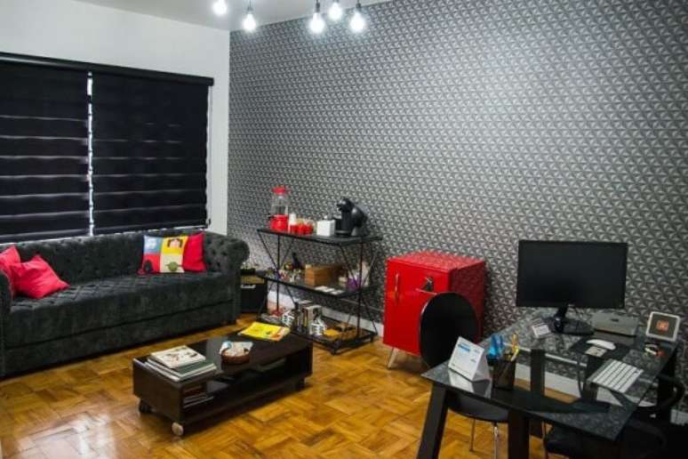 14. Decora&ccedil;&atilde;o de clinica com papel de parede preto e branco. Projeto de Camila Polisel