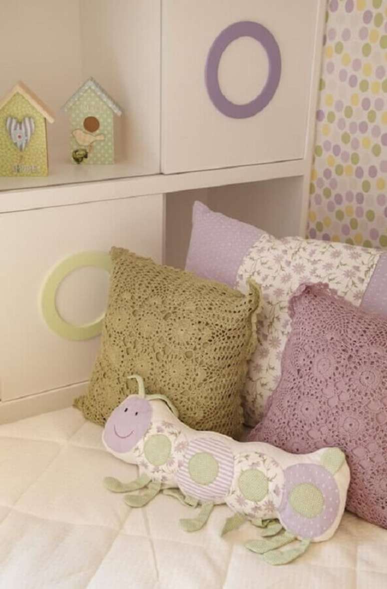 45. Almofadas em crochê para decoração de quarto de bebê