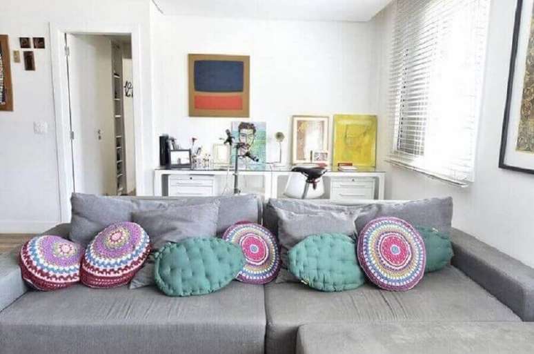 52. Sala decorada com modelo simples de almofadas em crochê redondo
