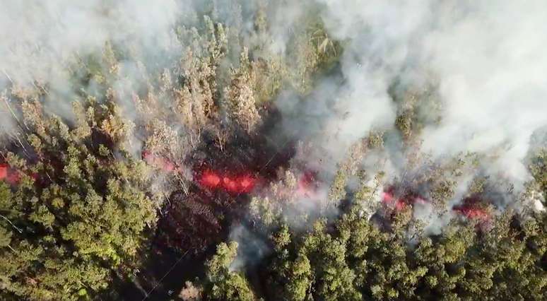 Lava emerge do solo após erupção do vulcão Kilauea, no Havaí