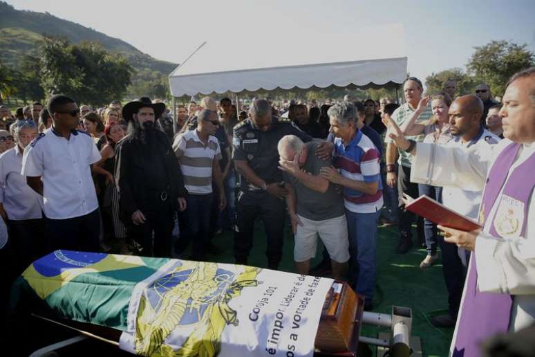 Enterro do capitão Estefan Contreiras no Cemitério Jardim da Saudade, em Sulacap