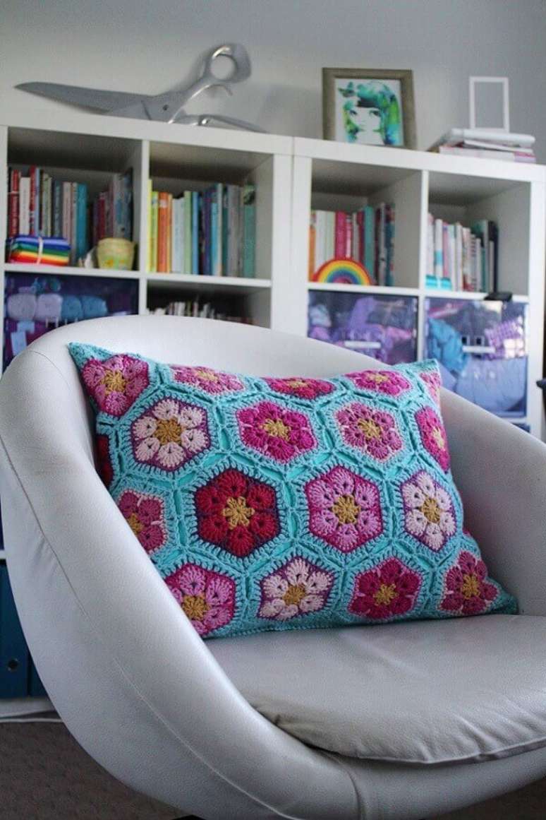 47. Modelo de almofadas de crochê com flores
