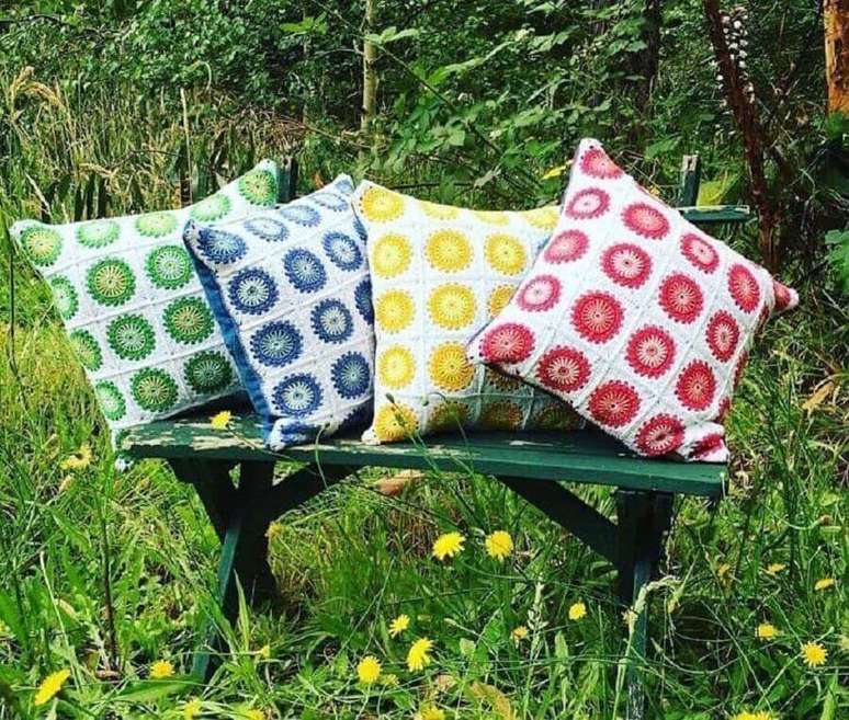 38. Modelos de almofadas de croch&ecirc; com flores