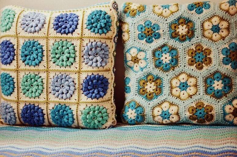 15. Modelo de almofadas de croch&ecirc; com flores sem alto relevo