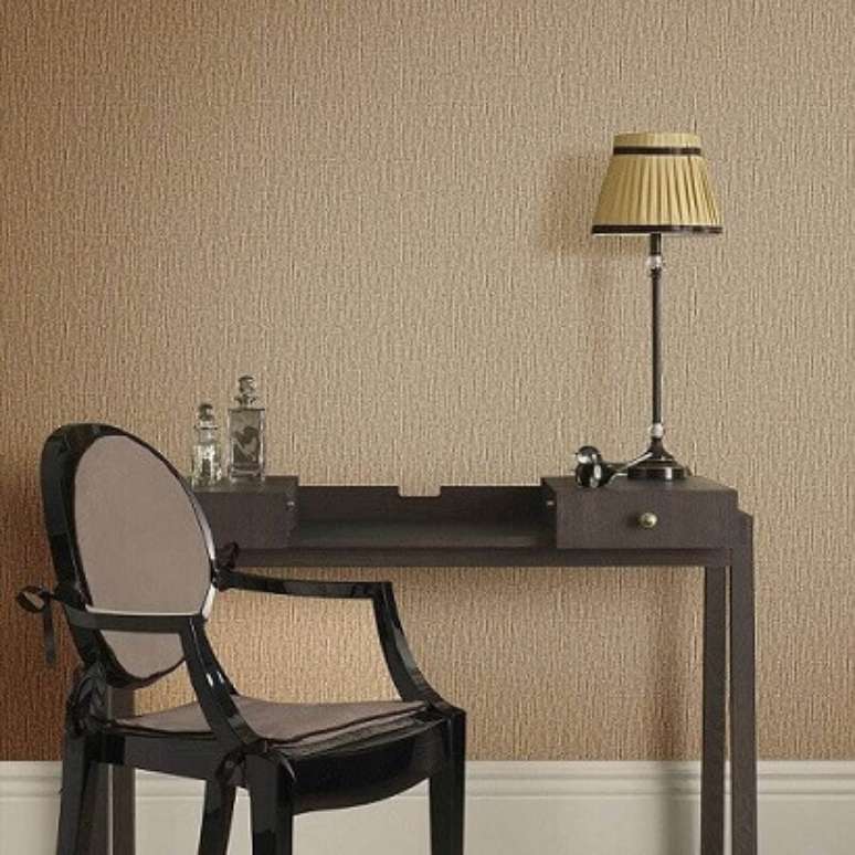 10. O papel de parede que simula textura &eacute; um dos mais discretos