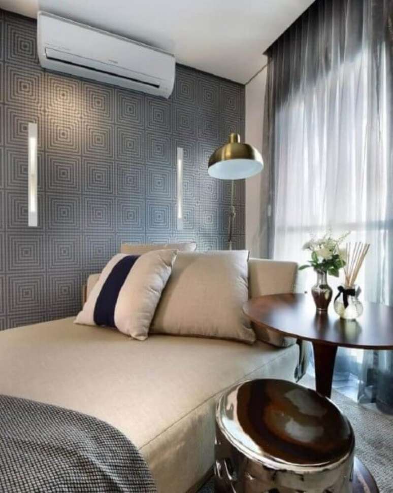 32. Quarto masculino com papel de parede geom&eacute;trico