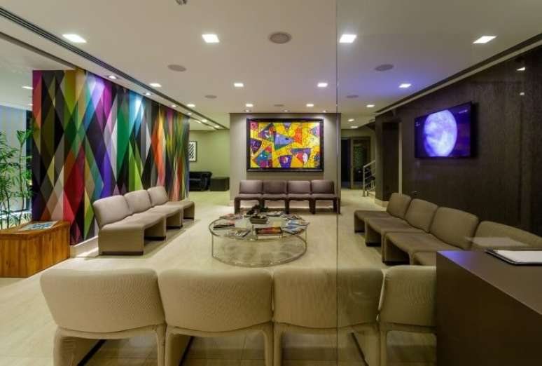 15. Sala de espera ampla com papel de parede geom&eacute;trico colorido. Projeto de Teresinha Maia de Carvalho