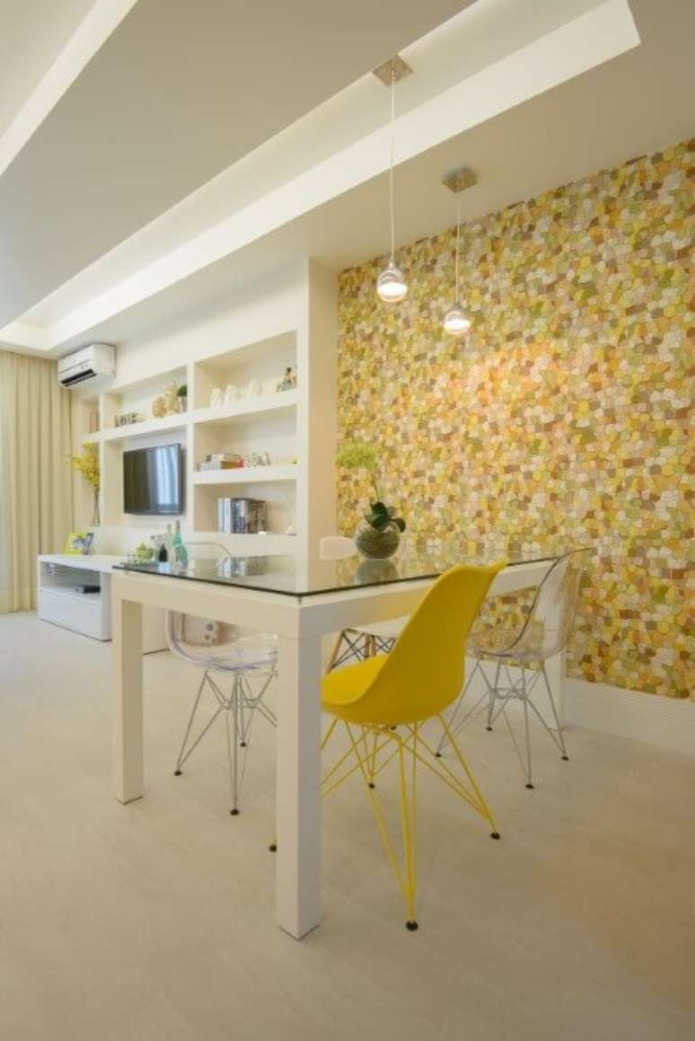 13. Sala de jantar com papel de parede com estampa seguindo a paleta de cores. Projeto de Ravaglia Philot