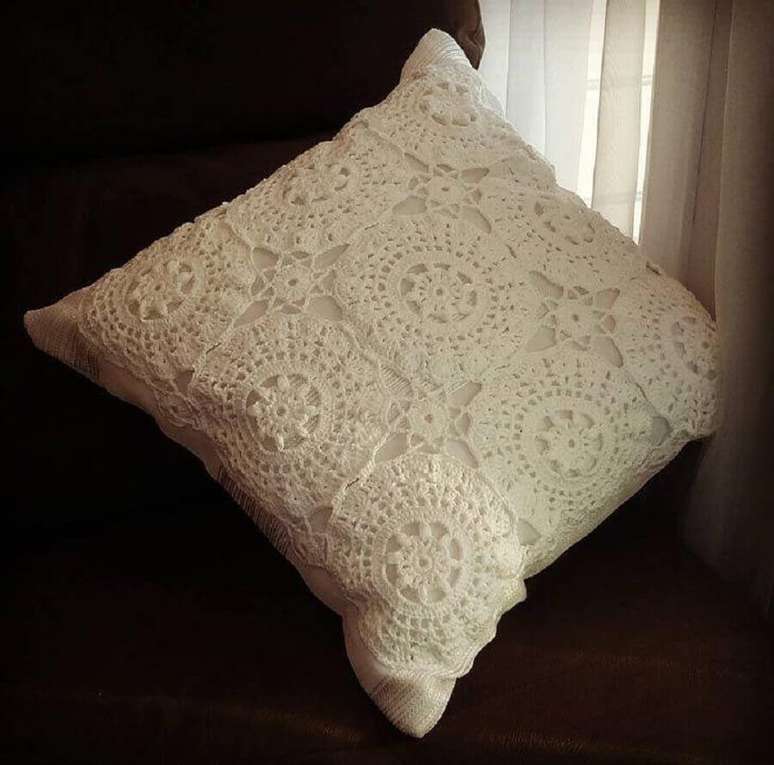 50. Modelo simples capa de almofada de croch&ecirc;