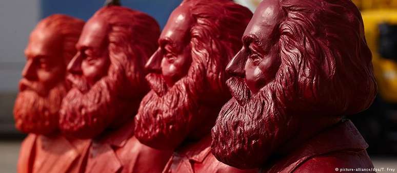 Karl Marx em quatro tons de vermelho, pelo artista Ottmar H&ouml;rl