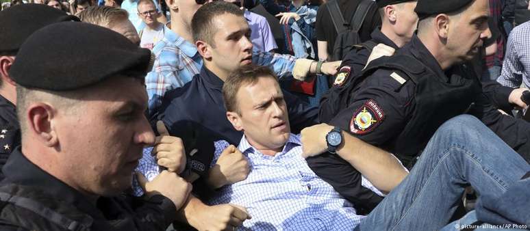 Alexei Navalny é carregado por policiais durante protesto em Moscou