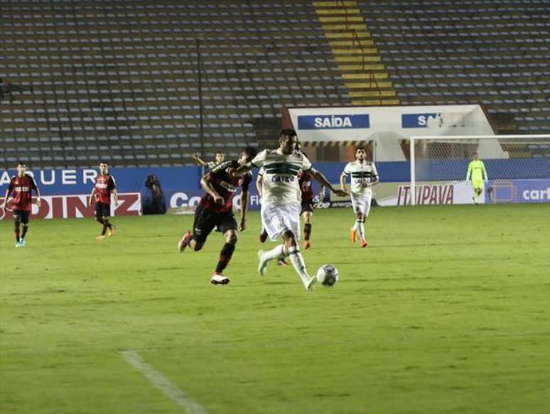 Os dois times abusaram dos passes errados na noite desta sexta-feira, na Arena Barueri (Foto: Divulgação/ Coritiba)
