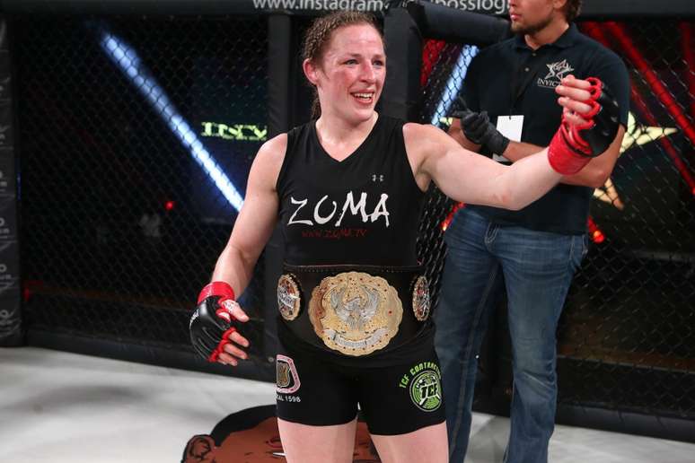 Sarah Kaufman conquistou o cinturão após finalizar a adversária com um mata-leão no terceiro round (Foto: Invicta)