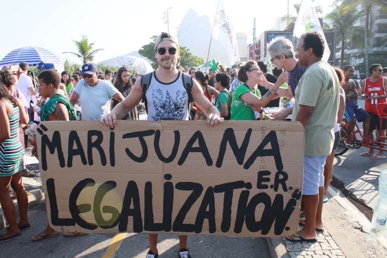 Marcha da Maconha na Praia do Leblon em frente ao Jardim de Alah, zona sul do Rio de Janeiro (RJ), neste s&aacute;bado (5)