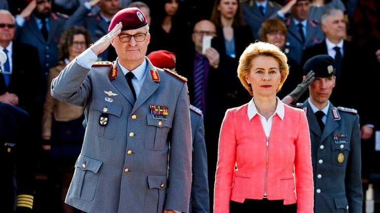 A ministra da Defesa alem&atilde;, Ursula von der Leyen, prometeu incrementar o or&ccedil;amento do ex&eacute;rcito