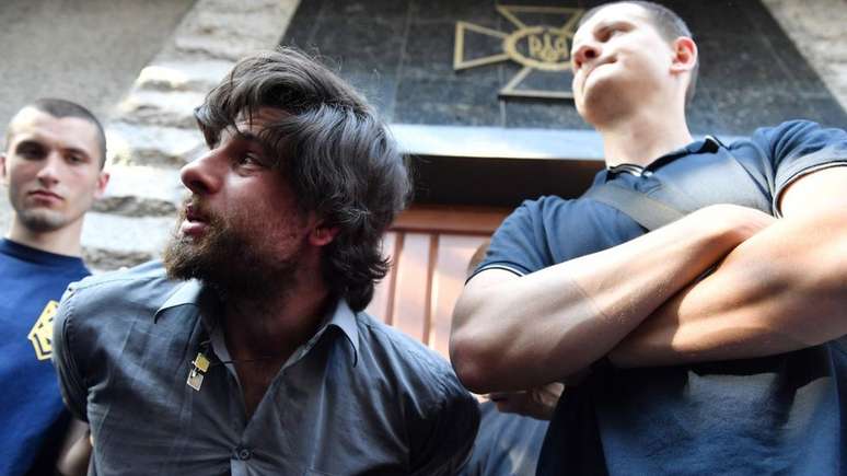 O brasileiro (centro) se diz ex-integrante das FARC e da Legi&atilde;o Estrangeira Francesa