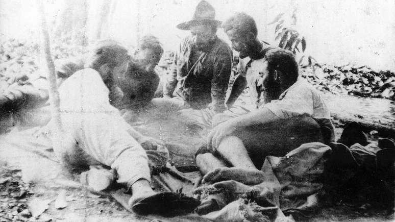 Jo&atilde;o Alberto, Lu&iacute;s Carlos Prestes e outros planificam os movimentos durante as marchas da Coluna Prestes (Da esquerda para a direita, Lu&iacute;s Carlos Prestes e Jo&atilde;o A. L. Barros, o quinto na foto) / Data de produ&ccedil;&atilde;o: entre 1925 e 1926