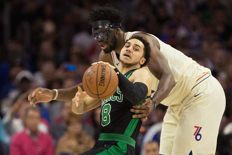 Shane Larkin rouba a bolsa de Joel Embiid em lance do jogo 