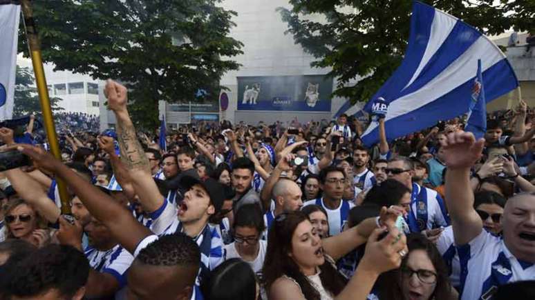 Torcida do Porto comemora a conquista do título português (Foto: AFP)