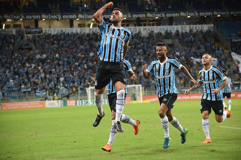 Maicon, jogador do Grêmio, comemora seu gol durante partida contra o Santos FC, válida pela quarta rodada do Campeonato Brasileiro 2018.