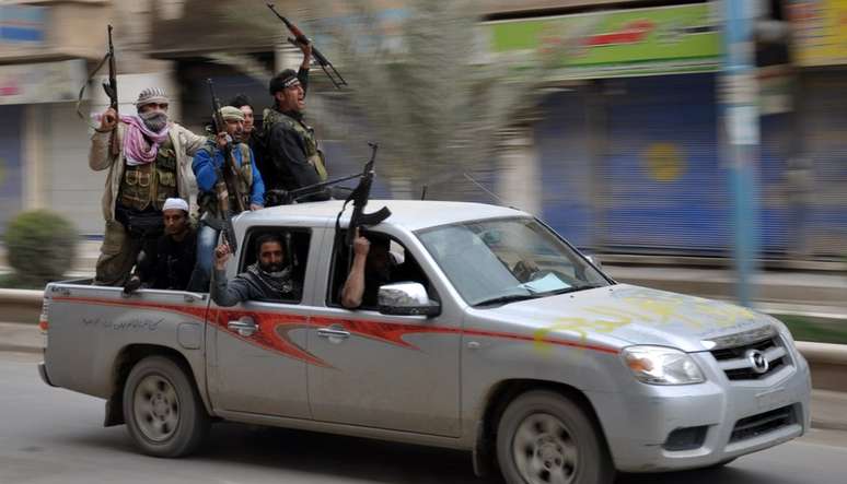 Rebeldes contrários ao governo sírio anunciaram que assumiram o controle de Raqqa em março de 2013