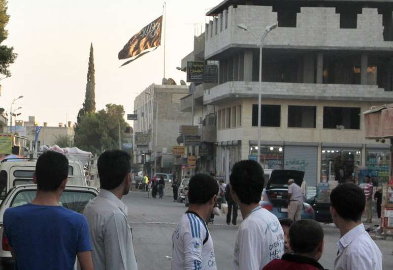 Raqqa é palco da disputa entre diferentes grupos extremistas e tropas do governo sírio