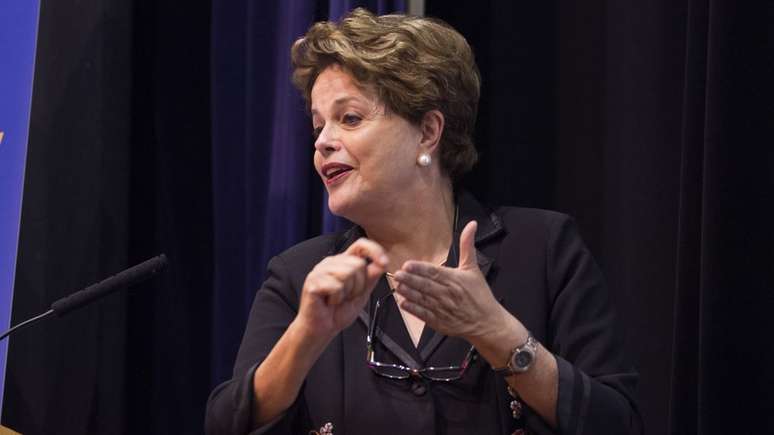 Dilma criticou a prisão de Lula e disse que o correligionário está numa "solitária" no Paraná