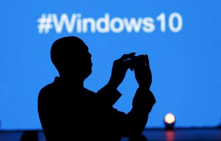 Representante da Microsoft tira foto durante lan&ccedil;amento do sistema operacional Windows 10
29/07/2015
REUTERS/Thomas Mukoya