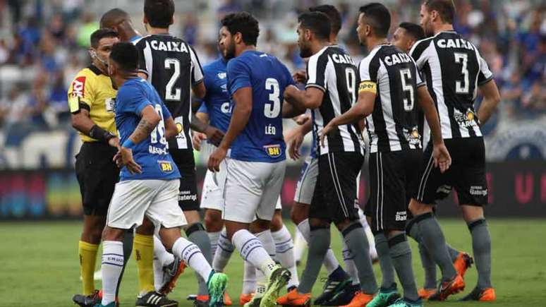 Botafogo saiu na bronca com a arbitragem (Foto: Pedro Vale/AGIF)