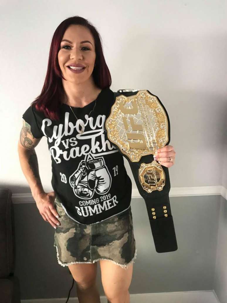 Cris Cyborg usou camisa para desafiar a campeã em aparição na última luta deCecilia (Foto: Reprodução/Instagram)