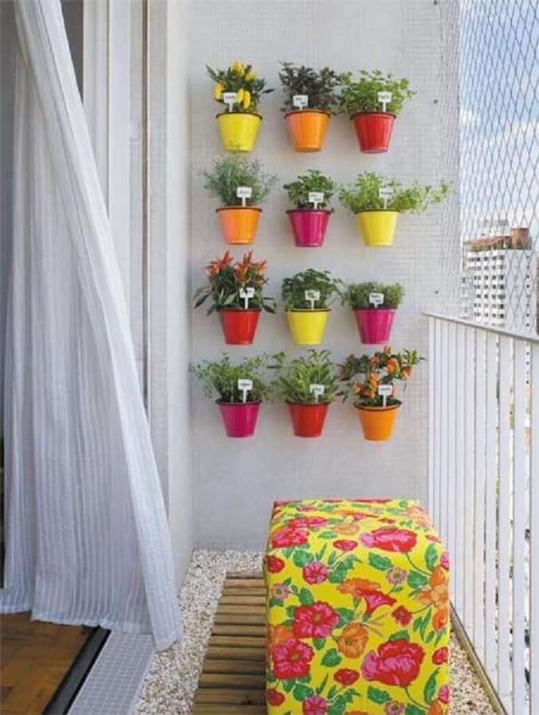 23. Decoração colorida para varanda com horta vertical apartamento
