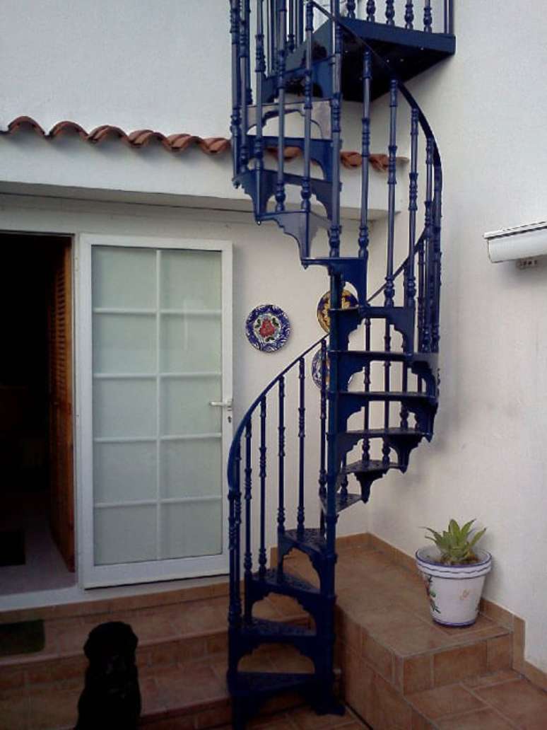 47. Escada em espiral de ferro azul