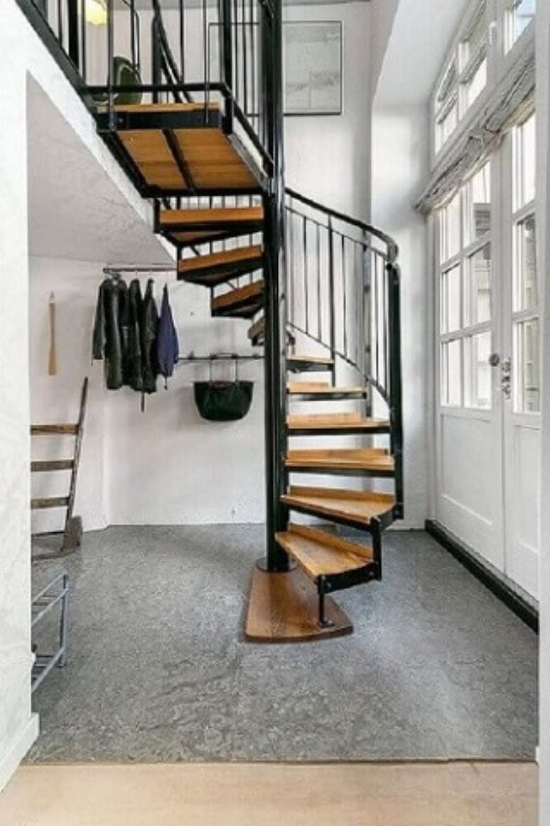 21. A combinação de ferro e madeira pode também ser usado nas escadas caracol