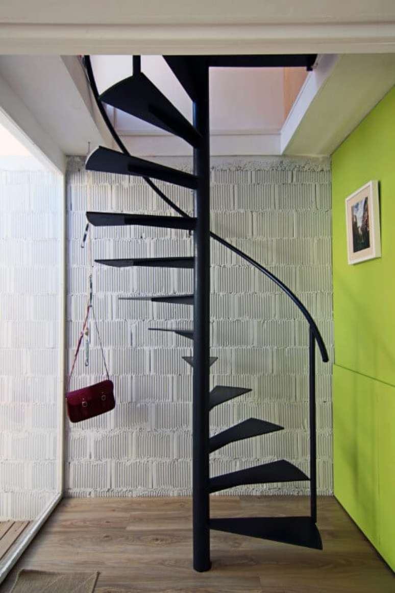 50. Os degraus flutuantes deixam a escada com um visual minimalista
