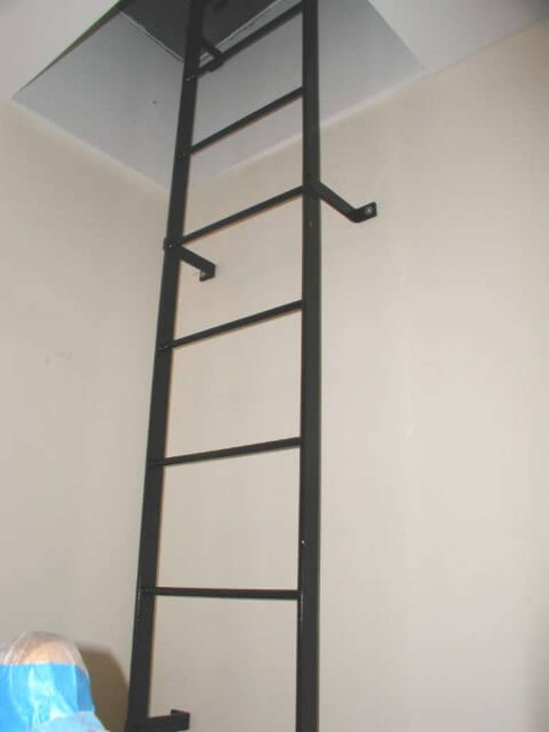 12. Alguns projetos usam também uma escada de ferro simples para dar acesso ao sótão da casa
