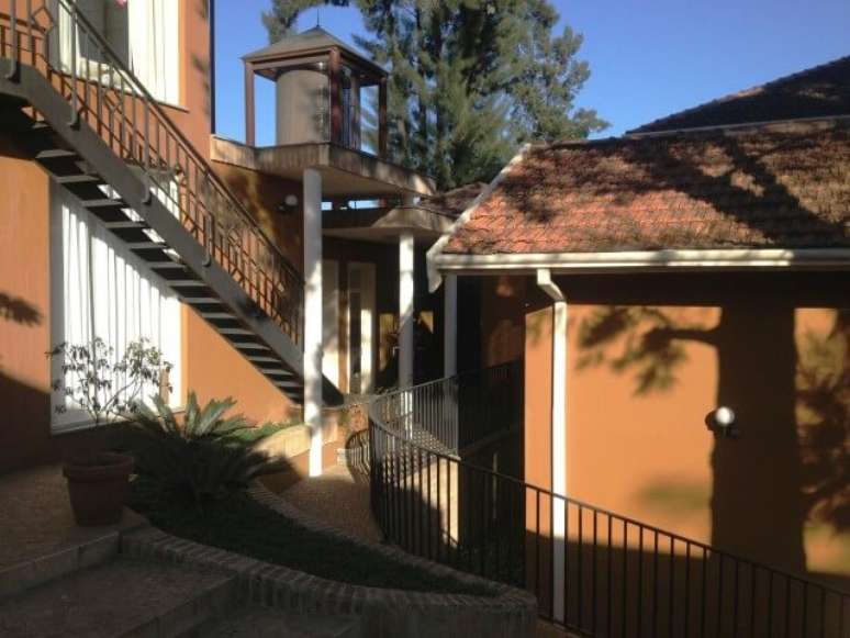 8. Escada reta sendo usada na área externa da casa. Projeto de Paulo Vilela