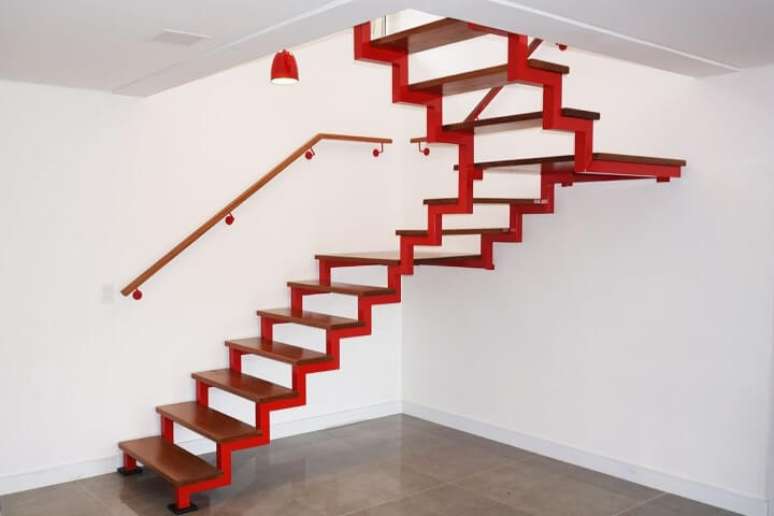 38. Escada de ferro vermelha. Projeto de Escadas MV