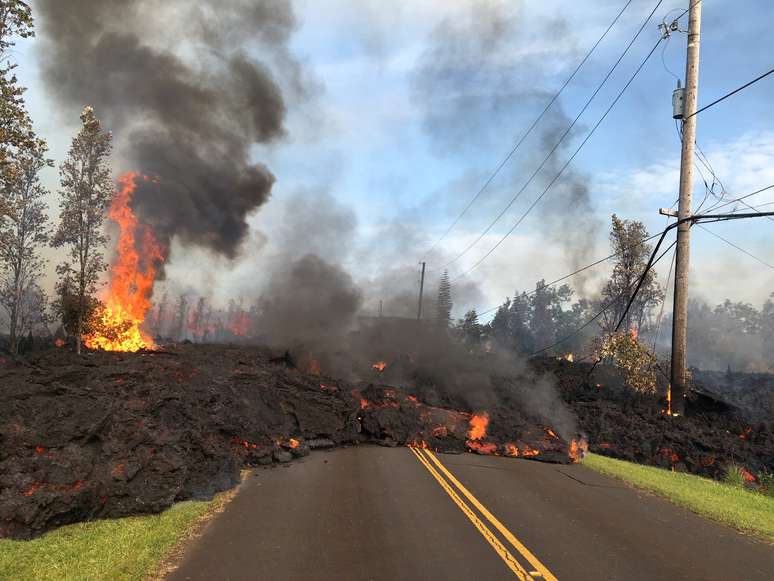 Lava avança sobre via em Leilani Estates, no Havaí