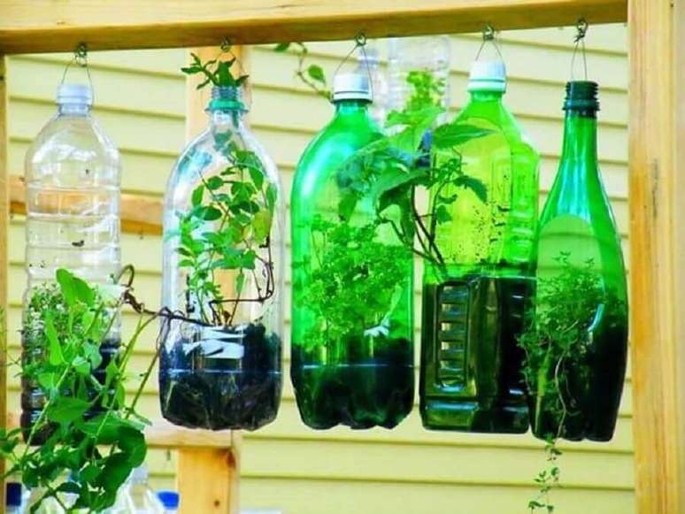 10. Mini horta em apartamento feita com garrafas pet
