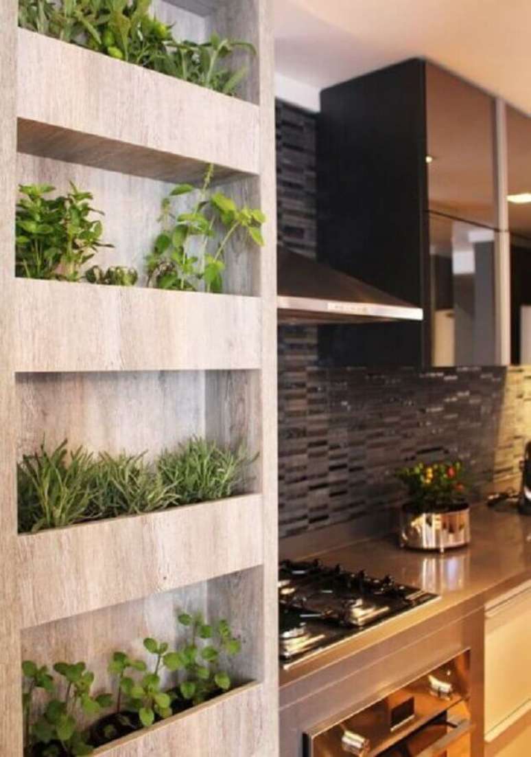 15. Essa cozinha gourmet com nichos embutidos ficou linda decorada com horta vertical apartamento