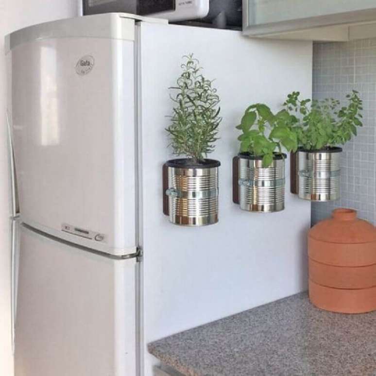 5. Mini horta em apartamento com latas que viraram imã de geladeira