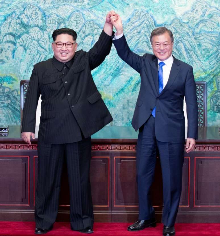 Presidente da Coreia do Sul, Moon Jae-in, e l&iacute;der da Coreia do Norte, Kim Jong Un 27/04/2018 Korea Summit Press Pool/Pool via Reuters
