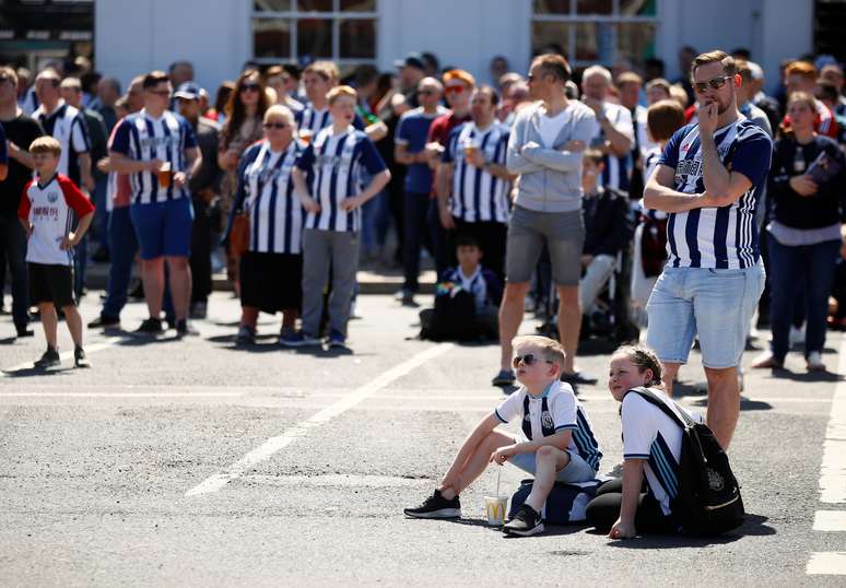 Torcedores do West Bromwich Albion antes de jogo com Tottenham Hotspur
 5/5/2018    Action Images via Reuters/Jason Cairnduff 