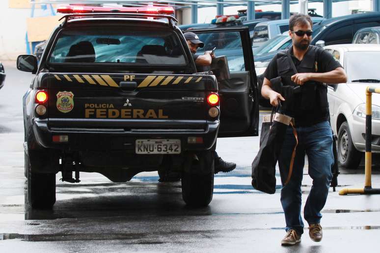 Movimentação na sede da Polícia Federal, no Rio de Janeiro (RJ), durante a 51ª fase da Operação Lava Jato, deflagrada na manhã desta terça-feira (8).