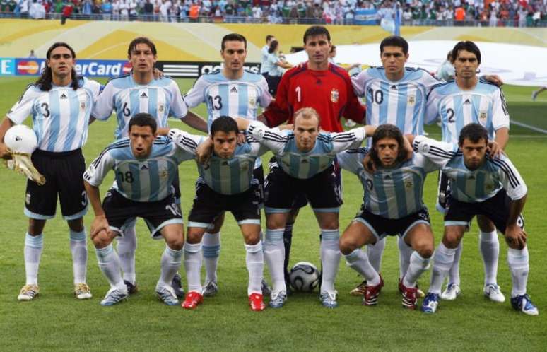 A forte seleção da Argentina na Copa de 2006 terminou com 3 vitórias e 2 empates, mas foi eliminada nos pênaltis para a Alemanha nas quartas de final