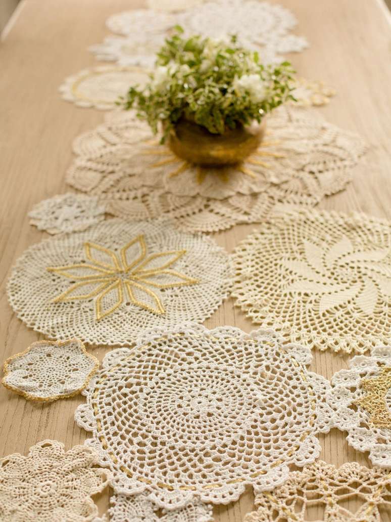 9. Caminho de mesa delicado de crochê com formatos diferentes